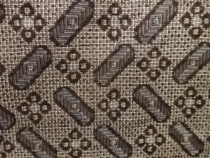 アンティーク　花菱に抽象模様織出し本場泥大島紬着物（割り込み絣）